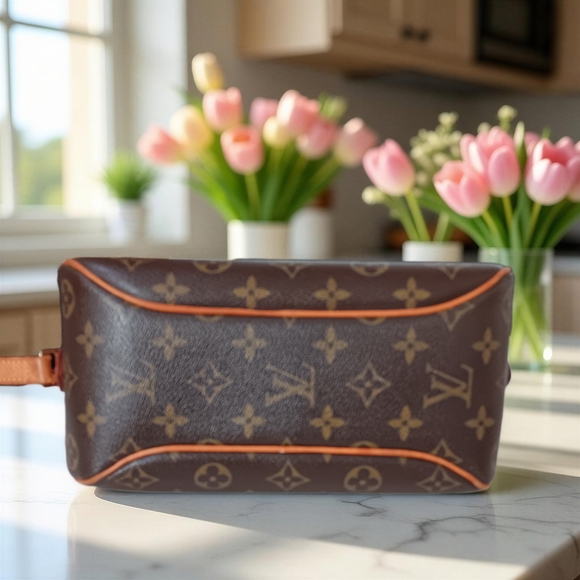 ✨️ Louis Vuitton EUC Blois Crossbody Bag Monogram Vintage 2003  ✨ - Picture 9 of 17